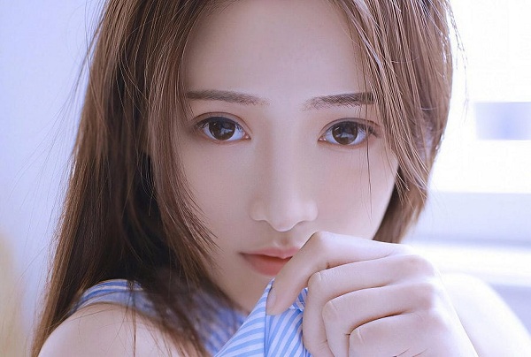 唯美直播主播在暖光直播间进行才艺直播
